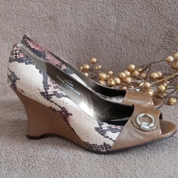 ⭐️ Host Pick ⭐️ Carlos Falchi |  Stylish Snakeskin Leather Wedge Shoes - Picture 2 of 12